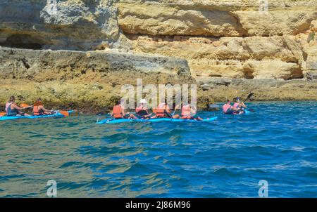 Groupe de personnes en canot dans l'océan avec des montagnes. Les kayaks. Banque D'Images