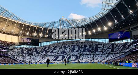 LONDRES, Angleterre - 12 MAI : une vue générale à l'intérieur du stade, tandis que les fans tiennent des morceaux de tissu pour afficher un message de « Dare Dream Do » avant le Prem Banque D'Images