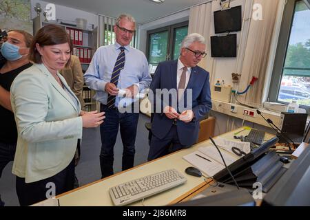 Bad Neuenahr Ahrweiler, Allemagne. 13th mai 2022. Le commissaire à la reconstruction, la secrétaire d'État Nicole Steingaß (l), le président du quartier général de la police de Koblenz, Karlheinz Maron (M) et le ministre de l'intérieur du Land de Rhénanie-Palatinat, Roger Lewentz (SPD, r) inspectent un point de réponse aux appels d'urgence lors de la réouverture du poste de police de Bad Neuenahr-Ahrweiler. Credit: Sascha Ditscher/dpa/Alay Live News Banque D'Images