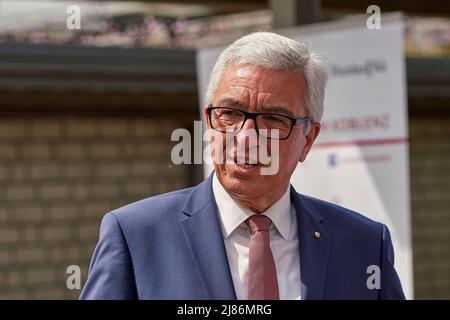 Bad Neuenahr Ahrweiler, Allemagne. 13th mai 2022. Le ministre de l'intérieur de Rhénanie-Palatinat Roger Lewentz (SPD) prend la parole à l'occasion de la réouverture du poste de police de Bad Neuenahr-Ahrweiler. Credit: Sascha Ditscher/dpa/Alay Live News Banque D'Images