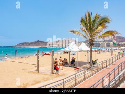 Las Palmas, Grande Canarie, Îles Canaries, Espagne. 13th mai 2022. Les touristes, dont beaucoup viennent du Royaume-Uni, se prélassent sur une journée Celcius à 30 degrés sur la plage de la ville de Las Palmas sur Gran Canaria ; un endroit populaire toute l'année pour de nombreux vacanciers britanniques. Crédit : Alan Dawson/Alay Live News. Banque D'Images