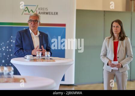 Bad Neuenahr Ahrweiler, Allemagne. 13th mai 2022. Le ministre de l'intérieur de la Rhénanie-Palatinat Roger Lewentz (SPD) s'entretient avec Cornelia Weigand, administratrice de district du district d'Ahrweiler, avant de remettre les notifications de financement du fonds spécial « aide à la reconstruction 2021 ». Des fonds sont fournis pour la reconstruction des infrastructures municipales qui ont été détruites ou endommagées par la catastrophe. Credit: Sascha Ditscher/dpa/Alay Live News Banque D'Images