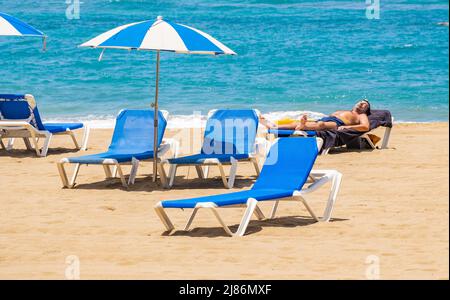 Las Palmas, Grande Canarie, Îles Canaries, Espagne. 13th mai 2022. Les touristes, dont beaucoup viennent du Royaume-Uni, se prélassent sur une journée Celcius à 30 degrés sur la plage de la ville de Las Palmas sur Gran Canaria ; un endroit populaire toute l'année pour de nombreux vacanciers britanniques. Crédit : Alan Dawson/Alay Live News. Banque D'Images