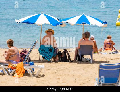 Las Palmas, Grande Canarie, Îles Canaries, Espagne. 13th mai 2022. Les touristes, dont beaucoup viennent du Royaume-Uni, se prélassent sur une journée Celcius à 30 degrés sur la plage de la ville de Las Palmas sur Gran Canaria ; un endroit populaire toute l'année pour de nombreux vacanciers britanniques. Crédit : Alan Dawson/Alay Live News. Banque D'Images