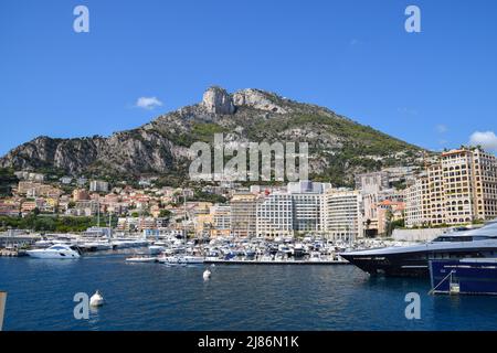 Port de plaisance du Cap d'ail et promontoire rocheux de Tete de Chien, sud de la France Banque D'Images