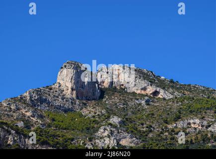 Port de plaisance du Cap d'ail et promontoire rocheux de Tete de Chien, sud de la France Banque D'Images