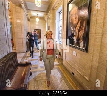 La vice-présidente de Sinn Fein, Michelle O’Neill Walks, a passé un portrait de l’ancien vice-premier ministre Martin McGuinness suspendu dans les édifices de la Grande salle du Parlement à Stormont. Banque D'Images