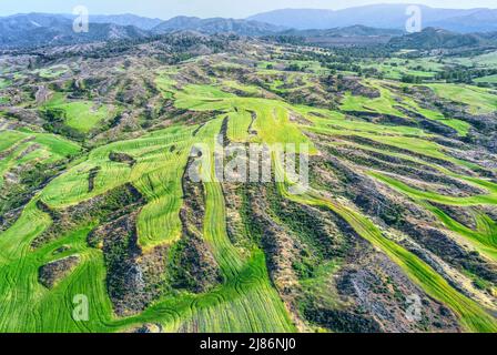 Champs agricoles sur un terrain accidenté des montagnes Troodos, Chypre Banque D'Images