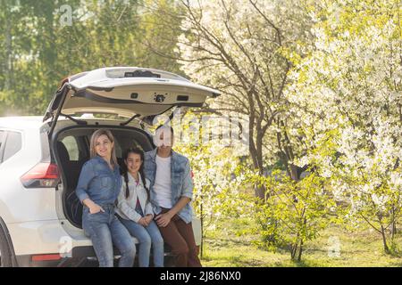 Voiture de voyage et bagages de camping emballés dans le coffre de voiture complet. Articles pour la randonnée en plein air. Plein air, aventures et SUV de voyage. Concept prêt à l'emploi Banque D'Images