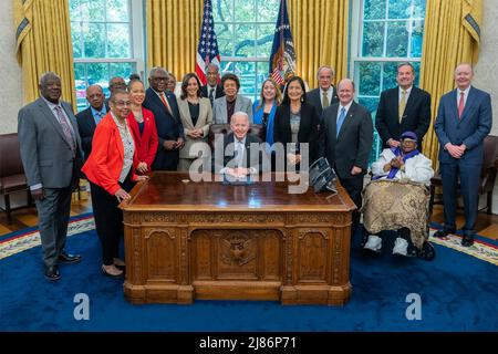 Washington, États-Unis d'Amérique. 12th mai 2022. Washington, États-Unis d'Amérique. 12 mai 2022. Le président américain Joe Biden, au centre, pose avec le vice-président Kamala Harris et le secrétaire à l'intérieur Deb Haaland après avoir signé la loi Brown v. Board of Education National Historical Park expansion and Redésignation Act, dans le Bureau ovale de la Maison Blanche, le 12 mai 2022 à Washington, DC Credit: Adam Schultz/White House photo/Alamy Live News Banque D'Images