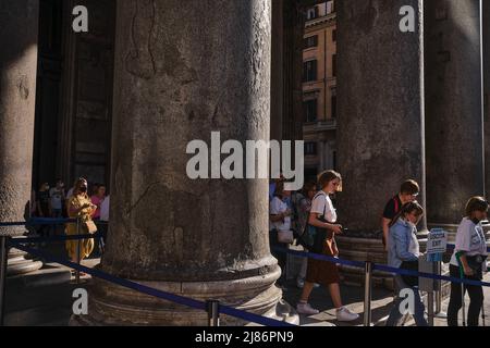 Rome, Italie. 12th mai 2022. Touristes vus au Pahnteon romain au printemps. (Credit image: © Raul Moreno/SOPA Images via ZUMA Press Wire) Credit: ZUMA Press, Inc./Alamy Live News Banque D'Images