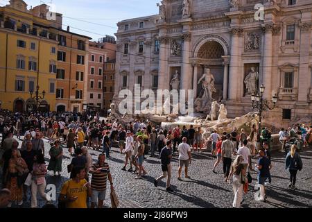 Rome, Italie. 12th mai 2022. Touristes vus à la fontaine de Trevi au printemps. (Photo par Raul Moreno/SOPA Images/Sipa USA) crédit: SIPA USA/Alay Live News Banque D'Images
