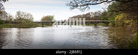 Le 'Old Tramway Bridge' de l'autre côté de la rivière Ribble, à la périphérie de Preston Banque D'Images