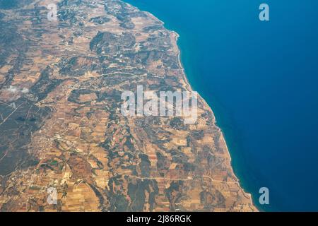 Vue aérienne sur le quartier de Gelincik ou Vasili sur la péninsule de Karpass à Chypre. Il est sous le contrôle de facto du nord de Chypre. Banque D'Images