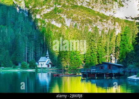 Vue sur le lac Braies ou Lago di Braies dans les Dolomites de Prags avec petite église dans la province de Bolzano, Tyrol du Sud, Italie Banque D'Images