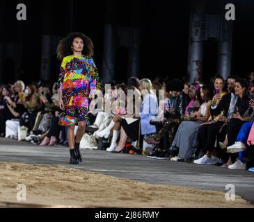 Sydney, Australie. 13th mai 2022. Un mannequin marche sur la passerelle pendant le dernier jour de la semaine australienne de mode Afterpay (AAFW) à Sydney, en Australie, le 13 mai 2022. Credit: Hu Jingchen/Xinhua/Alay Live News Banque D'Images