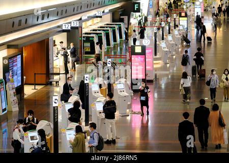 Tokyo, Japon. 13th mai 2022. Les passagers portant un masque facial comme mesure préventive contre la propagation du covid-19 sont vus à l'aéroport international de Tokyo, communément connu sous le nom d'aéroport Haneda à Tokyo. (Image de crédit : © James Matsumoto/SOPA Images via ZUMA Press Wire) Banque D'Images