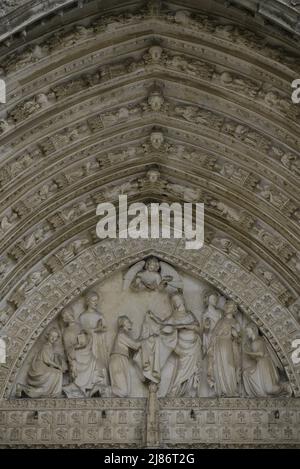 Espagne, Castille-la Manche, Tolède. Cathédrale Saint Mary. Construit en style gothique entre 1227 et 1493. Façade principale. Porte du pardon. Construit sous la direction de l'architecte Alvar Martínez (actif entre 1418 et 1440). Tympan. Relief sculptural représentant la Vierge imposant le chasuble sur Saint Ildephonsus (607-667). Banque D'Images