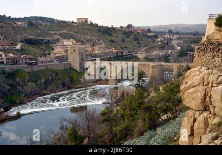 Espagne, Castille-la Manche, Tolède. Vue sur le pont de San Martín, construit au-dessus du Tage à l'époque du roi Alfonso X le Sage et restauré au 14th siècle. Banque D'Images