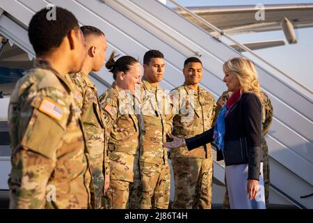 Mihail Kogalniceanu, Roumanie. 06 mai 2022. La première dame des États-Unis, Jill Biden, présente sa pièce de monnaie de défi à un membre de la Garde nationale du Delaware stationnée à la base aérienne de Mihail Kogalniceanu, le 6 mai 2022 à Mihail Kogalniceanu, Roumanie. Crédit : Cameron Smith/White House photo/Alay Live News Banque D'Images