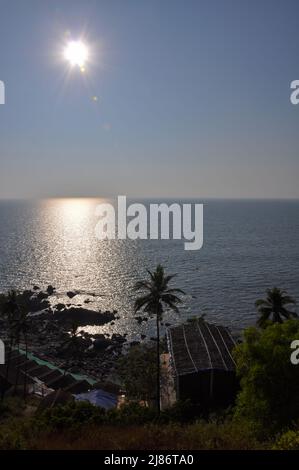 Sentier ensoleillé sur la surface de l'eau à Arambol, Goa, Inde, janvier 2020 Banque D'Images