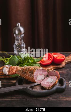 Encore la vie avec le découpage d'une viande artisanale maison de dinde, bouilli et fumé avec l'ajout de filet de poulet dans la peau d'une jambe de poulet avec un Banque D'Images