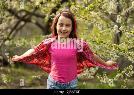 belle fille avec un beau sourire, fille de neuf ans Banque D'Images