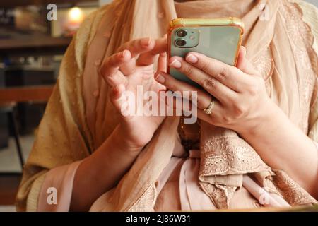 gros plan sur le smartphone des femmes Banque D'Images