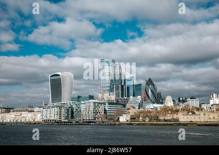 Vue sur la ville de Londres, avec le Gherkin, le Walkie Talkie et la Tour de Londres Banque D'Images