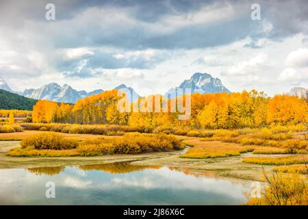 Oxbow Bend dans le parc national de Grand Teton, Wyoming, États-Unis pendant les couleurs de pointe de l'automne Banque D'Images