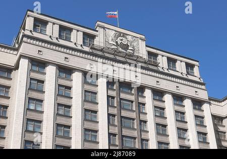 Moscou: Bâtiment extérieur de la Douma d'Etat de la Fédération de Russie communément abrégé en russe comme Gosduma, Assemblée fédérale de Russie Banque D'Images