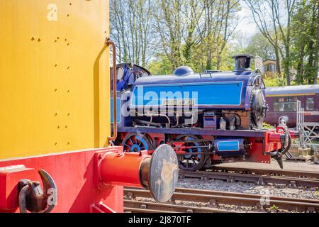 Reepham, Norfolk, Royaume-Uni – mai 08 2022. Concentrez-vous de près et sélectivement sur les pare-chocs et accrochez-vous à l'avant d'un train à vapeur logé dans une cour de chemin de fer désutilisée Banque D'Images