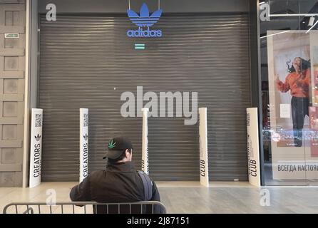 Fermeture du magasin Adidas dans le centre commercial Europolis. Adidas est le plus grand fabricant de vêtements de sport en Europe. Banque D'Images