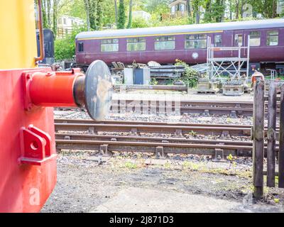 Reepham, Norfolk, Royaume-Uni – mai 08 2022. Concentrez-vous de près et sélectivement sur les pare-chocs et accrochez-vous à l'avant d'un train à vapeur logé dans une cour de chemin de fer désutilisée Banque D'Images