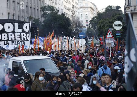 Buenos Aires, Argentine. 12th mai 2022. Les organisations sociales de la Marche fédérale ont tenu une loi sur la Plaza de Mayo sous le slogan: Pour le travail et le salaire; contre la faim et la pauvreté. (Photo par Esteban Osorio/Pacific Press) crédit: Pacific Press Media production Corp./Alay Live News Banque D'Images