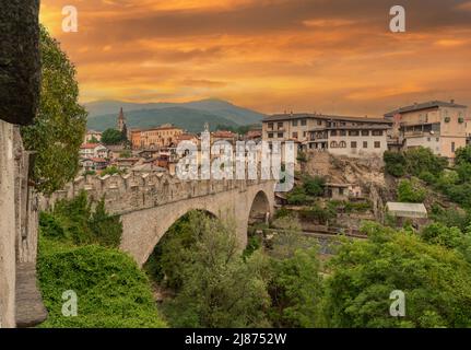 Dronero, Piémont, Italie: Vue sur le vieux village de Val Maira avec le vieux pont médiéval (15th siècle) appelé Ponte del Diavolo (Pont du Diable) avec Banque D'Images