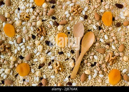 Ingrédients traditionnels d'Ashura ou de Noah's Puding non cuits, fond avec des cuillères en bois Banque D'Images