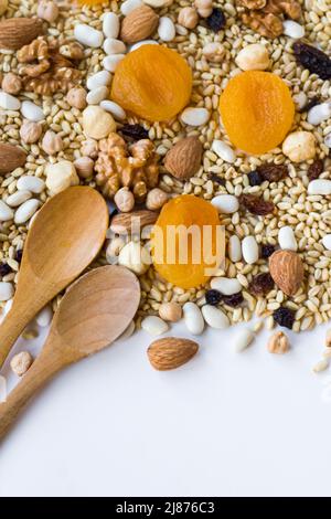 Ingrédients traditionnels d'Ashura ou de Noah's Puding non cuits, fond avec des cuillères en bois et un espace de copie Banque D'Images