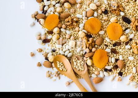 Ingrédients traditionnels d'Ashura ou de Noah's Puding non cuits, fond avec des cuillères en bois et un espace de copie Banque D'Images