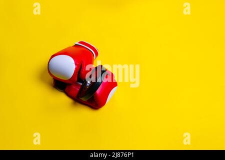 Gants rouge pancake boxer jaune Pace bleu fond objet, de la salle de gym de la simple pour la boxe puissante, force de combat. Formation à la protection Banque D'Images