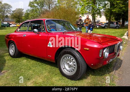 1965 Alfa Romeo Giulia Sprint GT ‘FKJ 454C’ exposé au Scramble d’avril qui s’est tenu au Bicester Heritage Centre le 23rd avril 2022 Banque D'Images