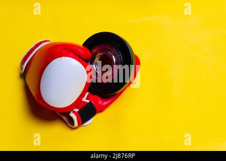 Boxer gants de crêpe rouge jaune bleu vif objet isolé, pour l'équipement de santé pour le sport de la boxe électrique, force de combat. Coupure de protection, Banque D'Images