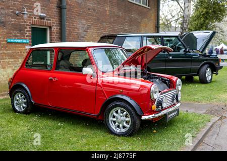 1990s Mini Cooper, exposé au Scramble d'avril qui s'est tenu au Bicester Heritage Centre le 23rd avril 2022 Banque D'Images