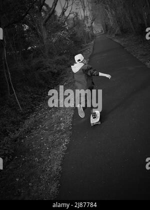 Skateboarder dans l'après-midi Banque D'Images