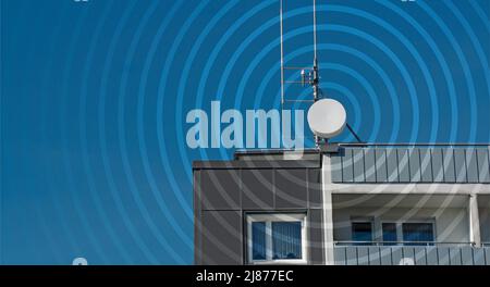 Antenne de toit avec émissions visibles du téléphone mobile Banque D'Images
