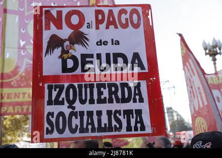 Buenos Aires, Argentine. 12th mai 2022. Les organisations sociales de la Marche fédérale ont tenu une loi sur la Plaza de Mayo sous le slogan: Pour le travail et le salaire; contre la faim et la pauvreté. (Credit image: © Esteban Osorio/Pacific Press via ZUMA Press Wire) Banque D'Images