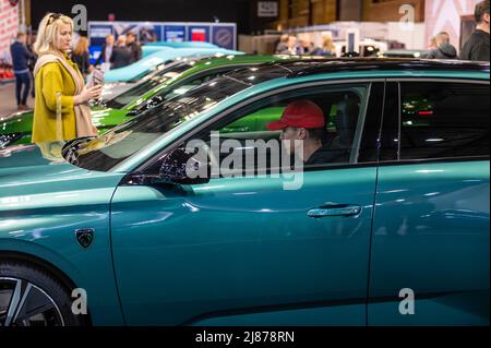 Riga, Lettonie, 29 avril 2022: Les gens se familiarisent avec la nouvelle voiture familiale Peugeot 308 sw Banque D'Images