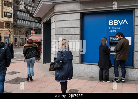 Madrid, Espagne. 04th mai 2022. Les clients retirent de l'argent d'un guichet automatique de la banque multinationale espagnole Banco Bilbao Vizcaya Argentaria sa (BBVA) en Espagne. (Photo de Xavi Lopez/SOPA Images/Sipa USA) crédit: SIPA USA/Alay Live News Banque D'Images