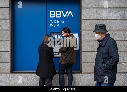 Madrid, Espagne. 20th mars 2022. Les clients retirent de l'argent d'un guichet automatique de la banque multinationale espagnole Banco Bilbao Vizcaya Argentaria sa (BBVA) en Espagne. (Photo de Xavi Lopez/SOPA Images/Sipa USA) crédit: SIPA USA/Alay Live News Banque D'Images