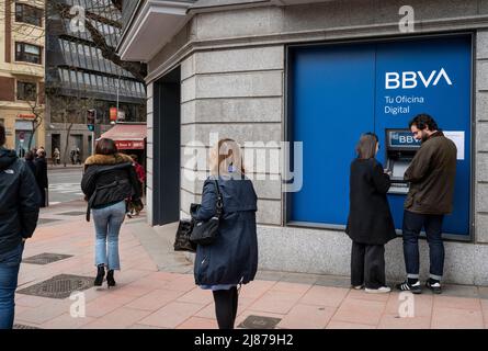 Madrid, Espagne. 20th mars 2022. Les clients retirent de l'argent d'un guichet automatique de la banque multinationale espagnole Banco Bilbao Vizcaya Argentaria sa (BBVA) en Espagne. (Image de crédit : © Xavi Lopez/SOPA Images via ZUMA Press Wire) Banque D'Images